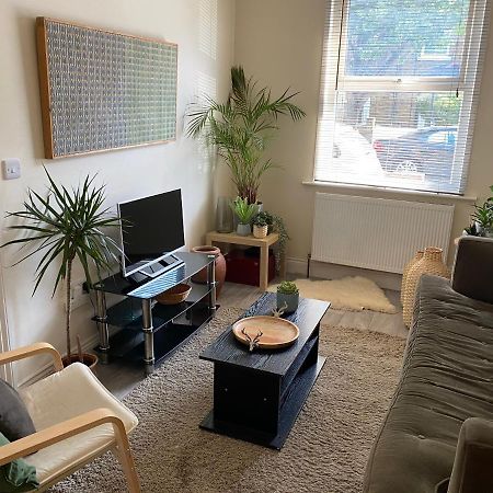 35 Mins To Central London. 3 Bedrooms. 2 Bathrooms With Garden Buitenkant foto